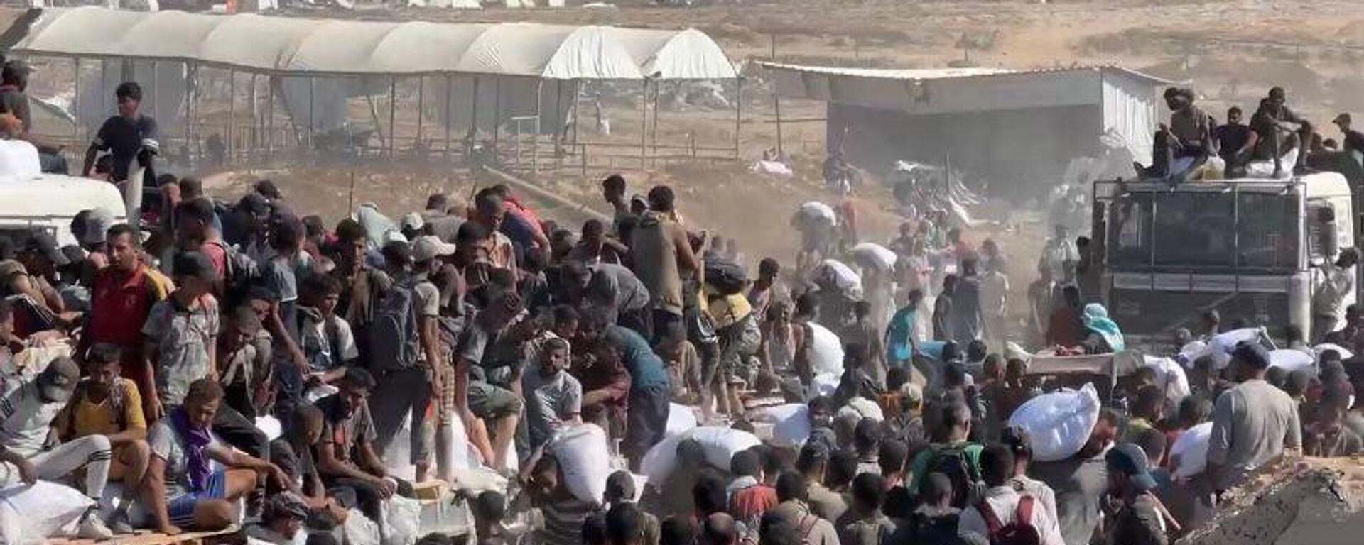 الحصول على كيس الطحين في قطاع غزة مخاطرة يدفعها الجوع قد تنتهي بالموت - سبوتنيك عربي, 1920, 05.08.2025