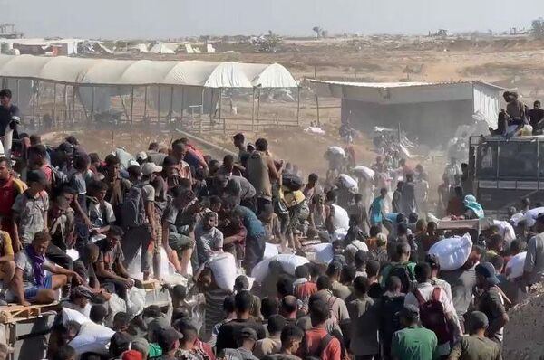 الحصول على كيس الطحين في قطاع غزة مخاطرة يدفعها الجوع قد تنتهي بالموت - سبوتنيك عربي