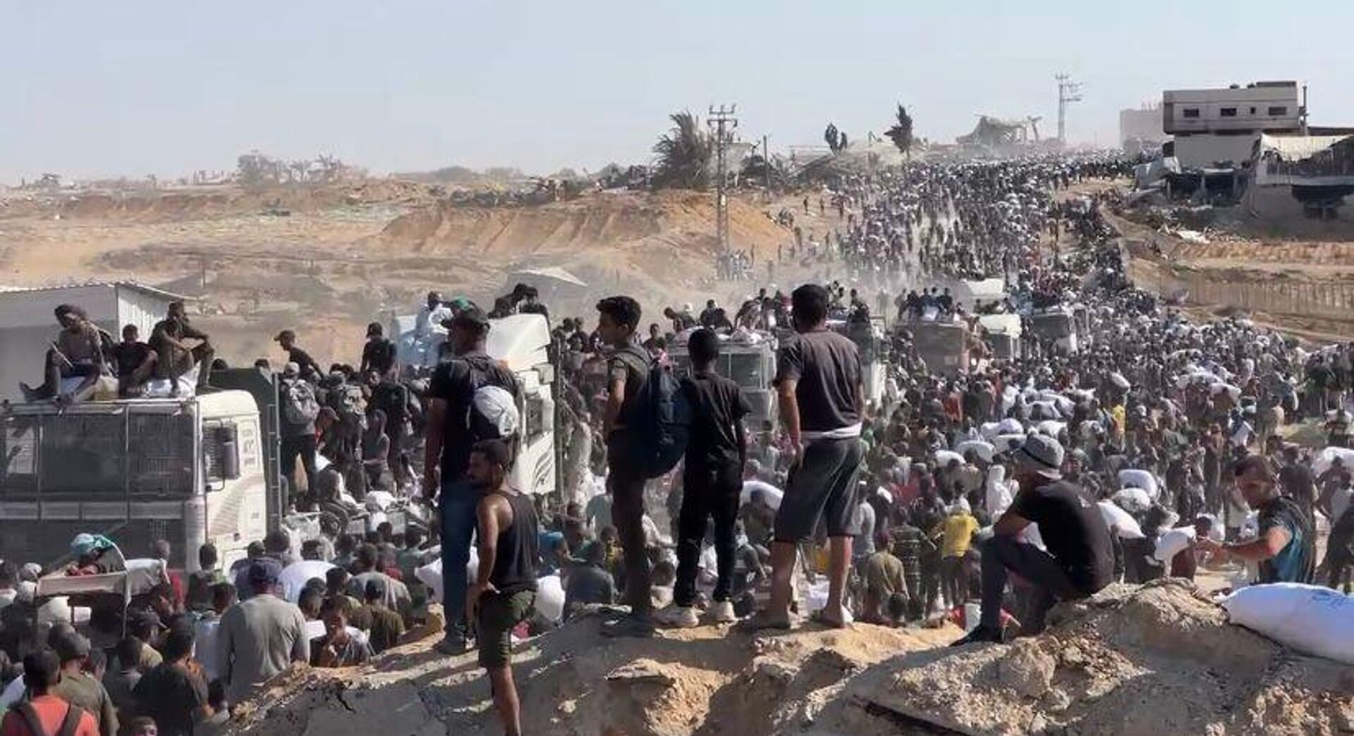 الحصول على كيس الطحين في قطاع غزة مخاطرة يدفعها الجوع قد تنتهي بالموت - سبوتنيك عربي, 1920, 28.07.2025