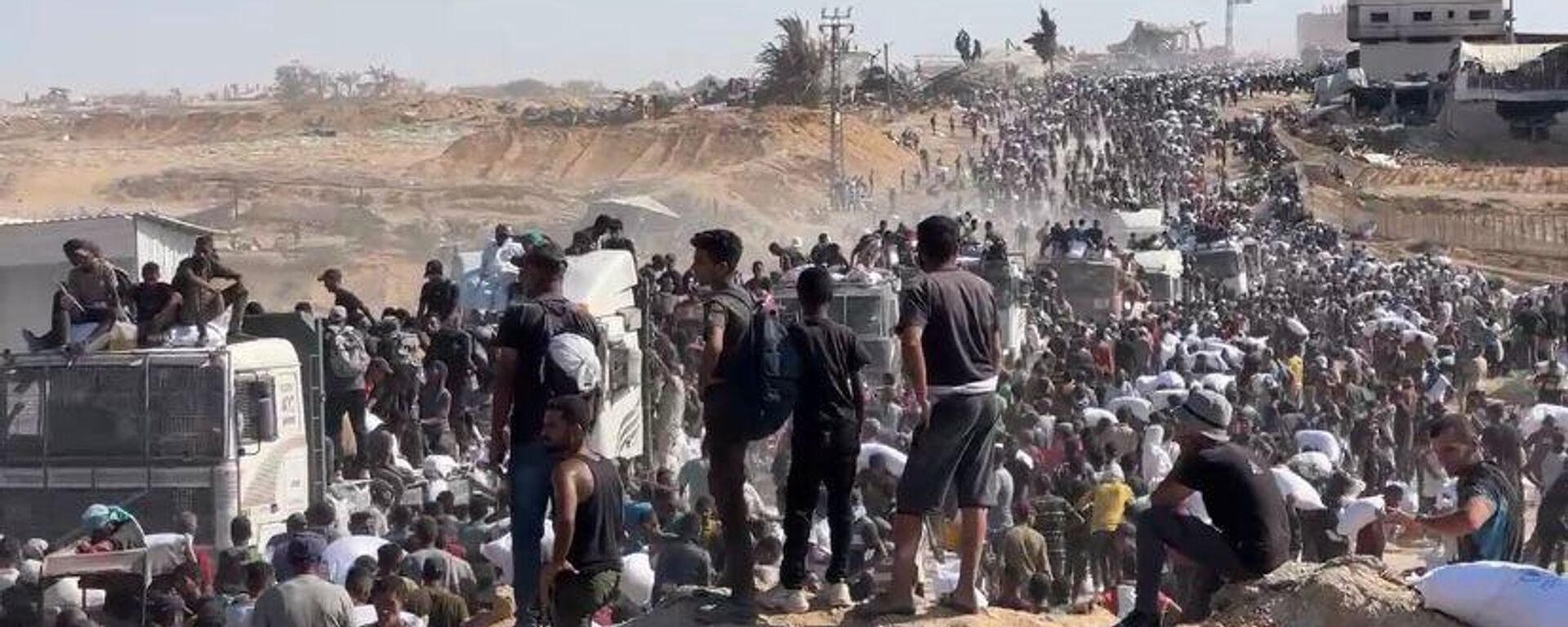 الحصول على كيس الطحين في قطاع غزة مخاطرة يدفعها الجوع قد تنتهي بالموت - سبوتنيك عربي, 1920, 13.08.2025