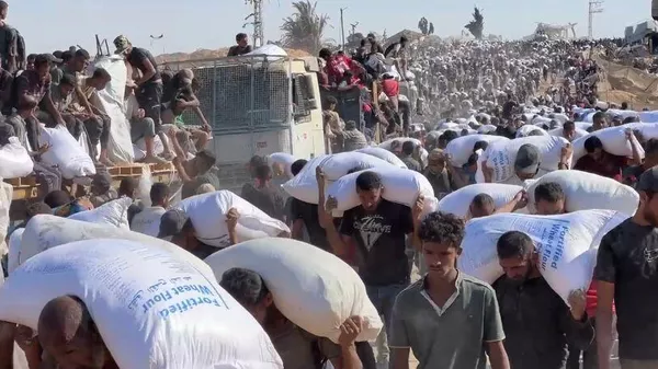 الحصول على كيس الطحين في قطاع غزة مخاطرة يدفعها الجوع قد تنتهي بالموت - سبوتنيك عربي