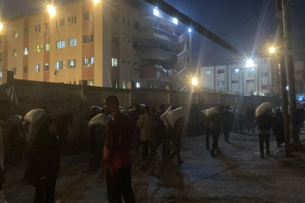 الحصول على كيس الطحين في قطاع غزة مخاطرة يدفعها الجوع قد تنتهي بالموت - سبوتنيك عربي