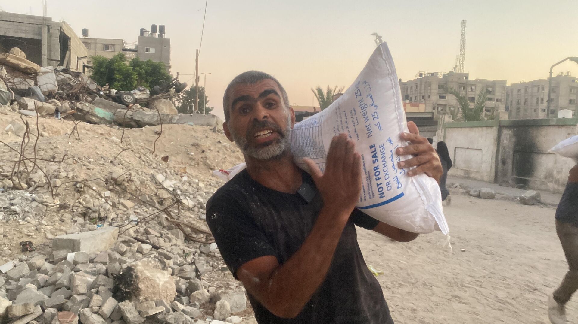 الحصول على كيس الطحين في قطاع غزة مخاطرة يدفعها الجوع قد تنتهي بالموت - سبوتنيك عربي, 1920, 28.07.2025
