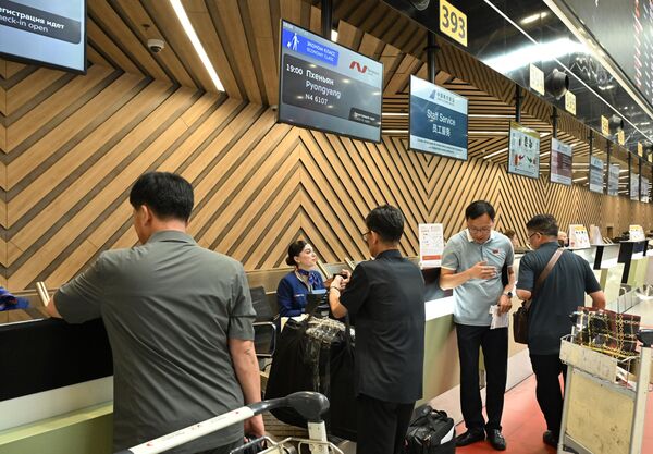 مسافرون عند مكاتب التسجيل في مطار "شيريميتيفو" الدولي، قبل أن تقلع أول رحلة جوية مباشرة من موسكو إلى بيونغ يانغ في 27 يوليو/تموز. - سبوتنيك عربي