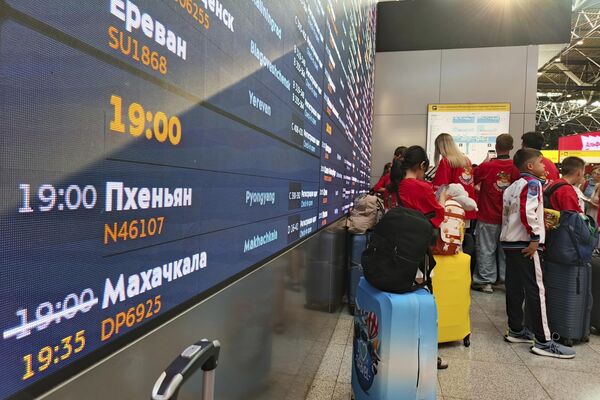 يصطف الركاب لتسجيل الوصول لأول رحلة تربط بين موسكو، وبيونغ يانغ، مع لوحة معلومات الرحلة التي تُظهر وقت الإقلاع، في مطار "شيريميتيفو " الدولي في موسكو. - سبوتنيك عربي