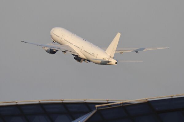 طائرة "بوينغ 777-200 إي آر" التابعة لشركة "نوردويند" الروسية تغادر مطار "شيريميتيفو " الدولي في موسكو في أول رحلة تربط بين موسكو وبيونغ يانغ. - سبوتنيك عربي