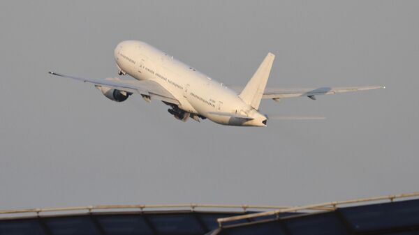 طائرة بوينغ 777-200 إي آر التابعة لشركة نوردويند الروسية تغادر مطار شيريميتيفو  الدولي في موسكو في أول رحلة تربط بين موسكو وبيونغ يانغ. - سبوتنيك عربي