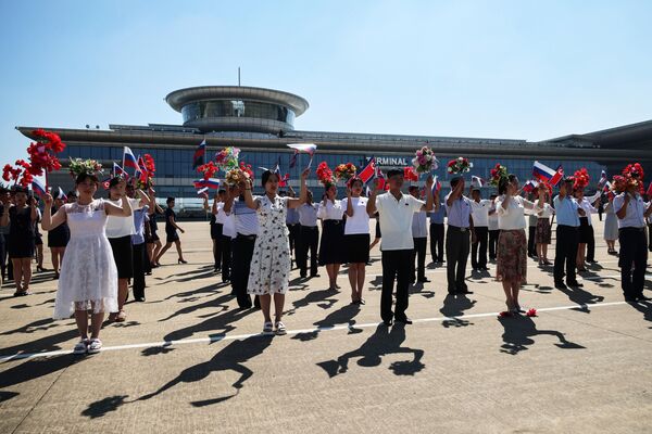 احتفال بوصول أول رحلة جوية مباشرة من موسكو إلى بيونغ يانغ، بعد أن هبطت أول رحلة طيران مباشرة من موسكو إلى بيونغ يانغ عاصمة كوريا الديمقراطية، اليوم الاثنين، في الساعة 9:30 بالتوقيت المحلي (3:30 بتوقيت موسكو)، حسبما أفاد مراسل وكالة "سبوتنيك". - سبوتنيك عربي