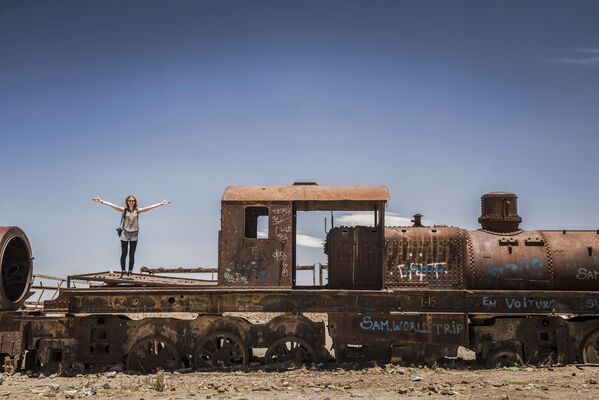 سائحة في مقبرة القطارات في أويوني، بوليفيا. - سبوتنيك عربي