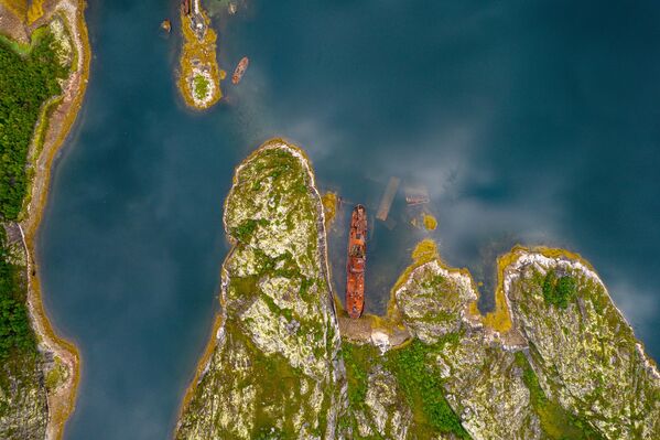 سفن مهجورة جرفتها المياه إلى ساحل خليج أولينيا في مقاطعة مورمانسك، روسيا. - سبوتنيك عربي