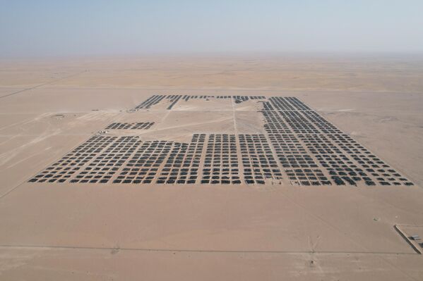 صورة جوية لمقبرة الإطارات، حيث تخزن الإطارات المهملة في مكب النفايات، في منطقة السالمي بالقرب من العاصمة الكويت. - سبوتنيك عربي