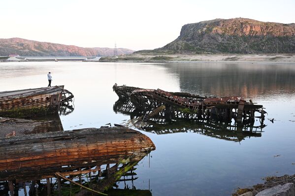 بقايا سفن الصيد في مقبرة السفن في تيريبركا، روسيا. - سبوتنيك عربي