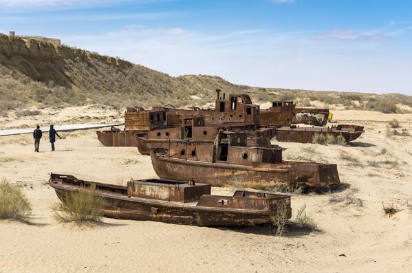 حطام سفن مهجورة في مقبرة السفن، مويناك، في أوزبكستان.  - سبوتنيك عربي