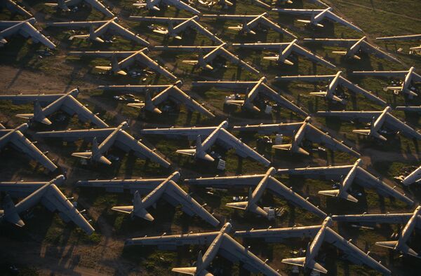 قاذفات بوينغ "بي-52" من حقبة الحرب الباردة، تنتظر إعادة التدوير والتدمير، في قاعدة ديفيس مونثان الجوية في أريزونا، الولايات المتحدة الأمريكية. - سبوتنيك عربي