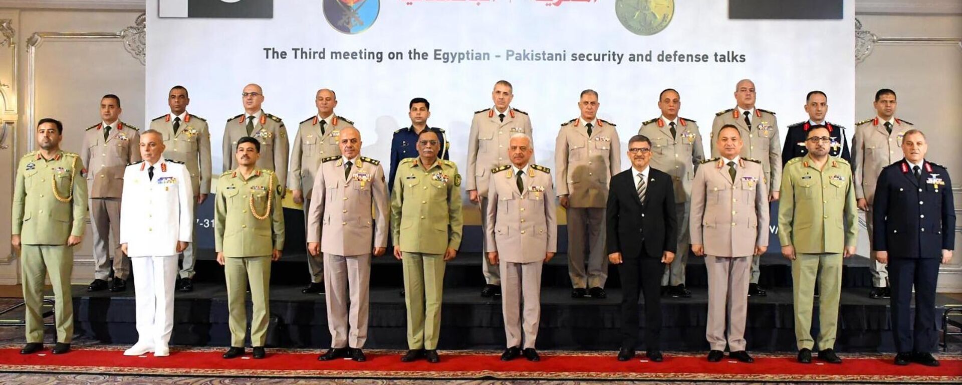 الفريق أول عبد المجيد صقر، القائد العام للقوات المسلحة وزير الدفاع والإنتاج الحربي المصري مع الفريق أول ساهر شمشاد مرزا، رئيس هيئة الأركان المشتركة الباكستانية في القاهرة - سبوتنيك عربي, 1920, 29.07.2025