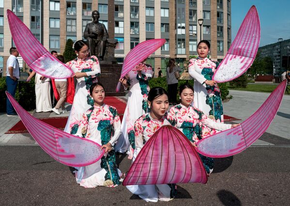 فرقة استعراضية تؤدي عرضا خلال حفل افتتاح ساحة "هو تشي منه" في مدينة سانت بطرسبورغ. - سبوتنيك عربي
