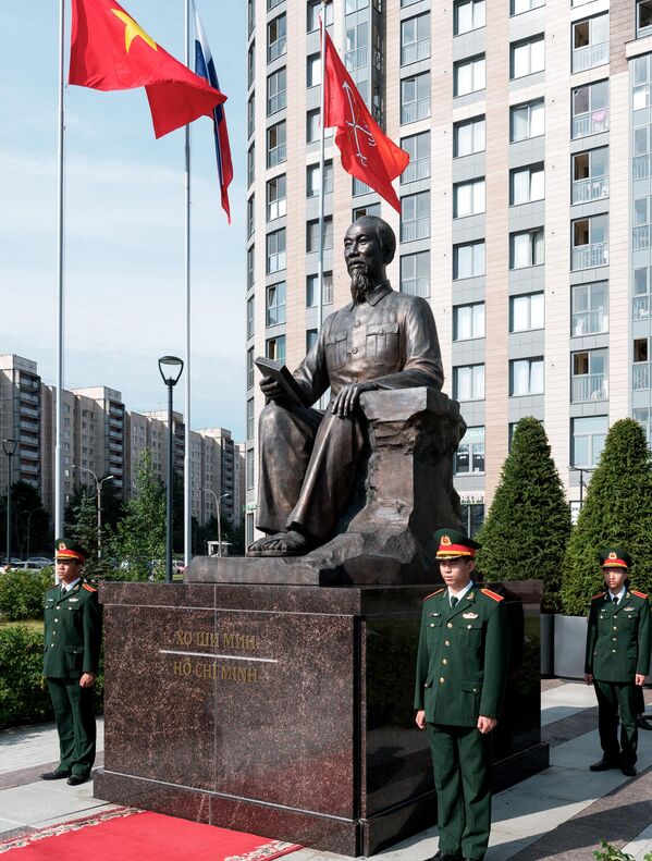 نصب تذكاري للرئيس الأول لفيتنام الشمالية هو تشي منه، في مدينة سانت بطرسبورغ. - سبوتنيك عربي