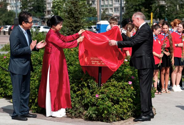 السفيرة فوق العادة والمفوضة لجمهورية فيتنام الاشتراكية لدى روسيا الاتحادية، دانغ مينه خوي، وحاكم سانت بطرسبورغ، ألكسندر بيغلوف، في حفل افتتاح ساحة "هو تشي منه" في مدينة سانت بطرسبورغ. - سبوتنيك عربي