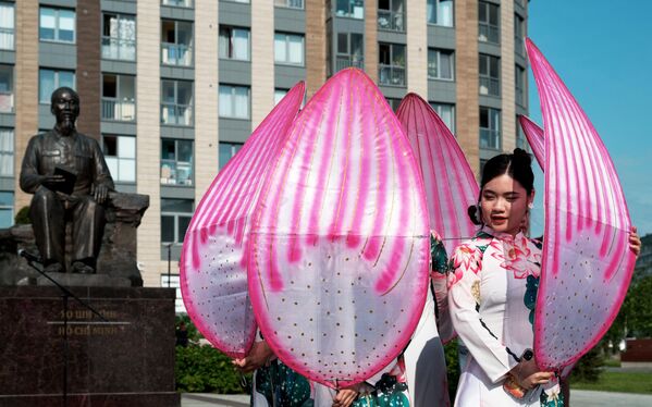 مجموعة من الفتيات يقدمن عرضا استعراضيا في ساحة "هو تشي منه" في مدينة سانت بطرسبورغ. - سبوتنيك عربي