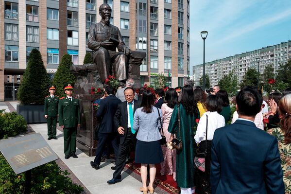 دبلوماسيون يضعون الزهور على النصب التذكاري للرئيس الأول لفيتنام الشمالية هو تشي منه، في مدينة سانت بطرسبورغ. - سبوتنيك عربي
