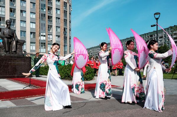 صورة لحفل افتتاح ساحة "هو تشي منه" في مدينة سانت بطرسبورغ. - سبوتنيك عربي