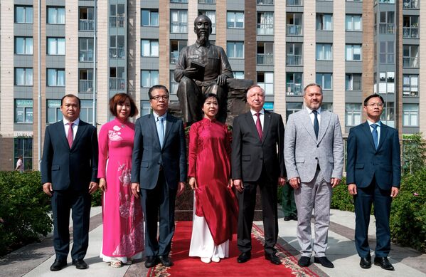 صورة تجمع السفيرة فوق العادة والمفوضة لجمهورية فيتنام الاشتراكية لدى روسيا الاتحادية، دانغ مينه خوي، وحاكم سانت بطرسبورغ، ألكسندر بيغلوف، ورئيس الجمعية التشريعية في سانت بطرسبورغ، ألكسندر بيلسكي، خلال جلسة تصوير جماعية في حفل افتتاح ساحة "هو تشي منه"، في سانت بطرسبورغ. - سبوتنيك عربي