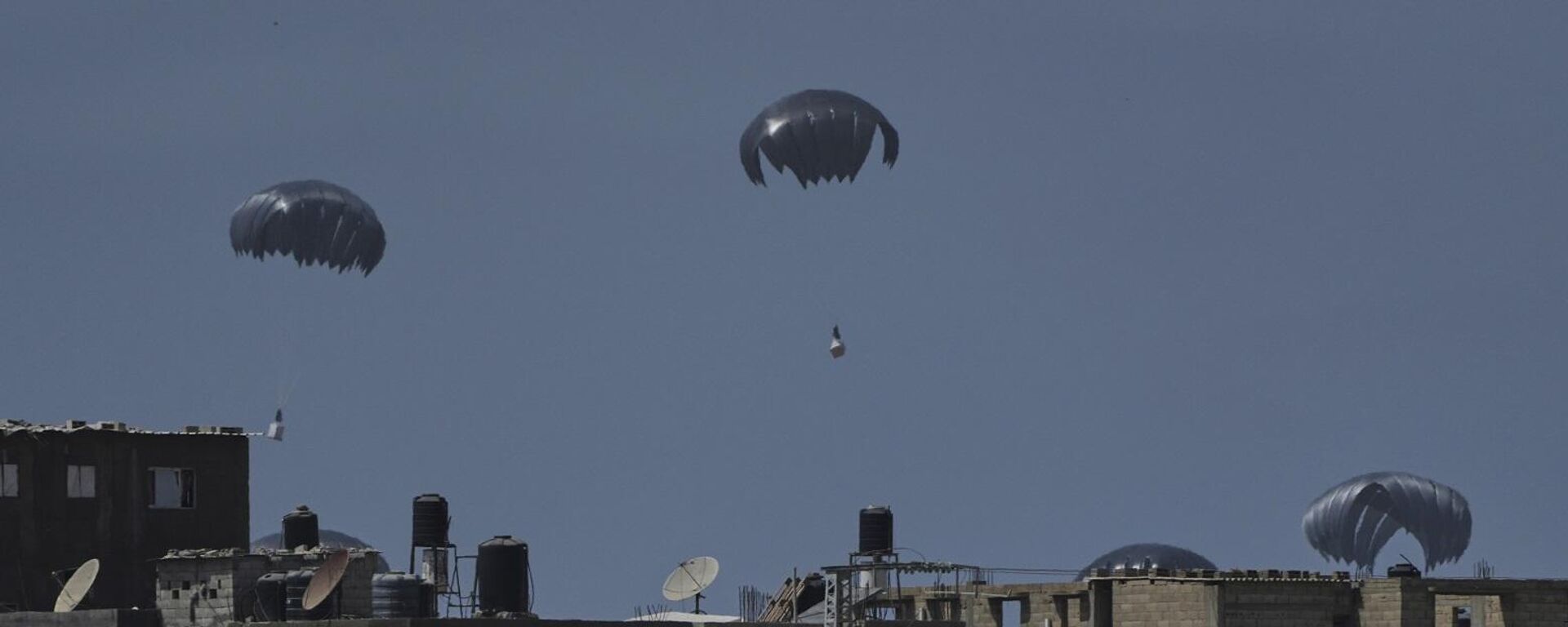 إسقاط مساعدات إنسانية جوا للفلسطينيين وسط قطاع غزة، 29 يوليو/ تموز 2025 - سبوتنيك عربي, 1920, 01.08.2025