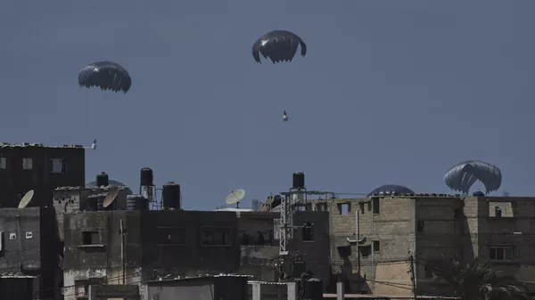 إسقاط مساعدات إنسانية جوا للفلسطينيين وسط قطاع غزة، 29 يوليو/ تموز 2025 - سبوتنيك عربي