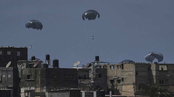 إسقاط مساعدات إنسانية جوا للفلسطينيين وسط قطاع غزة، 29 يوليو/ تموز 2025 - سبوتنيك عربي