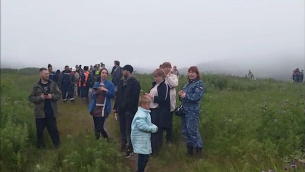 عواقب التسونامي على المنطقة الساحلية لسيفيروكوريلسك حيث يقف سكان المنطقة على المرتفعات حتى يزول خطر تكرار الأمواج تماما. - سبوتنيك عربي