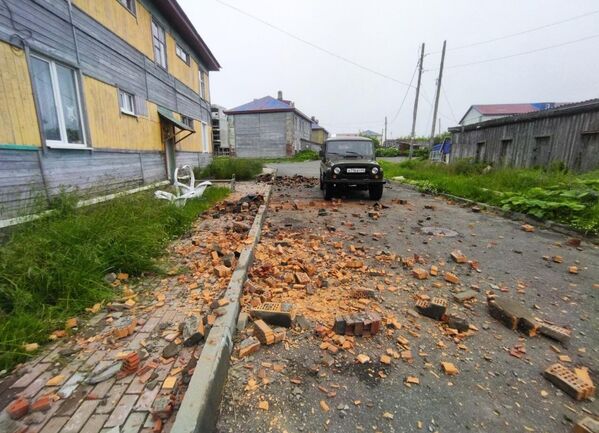 انهيار لمداخن منازل في منطقة سيفيرو كوريلسك خلال الزلزال، ووفقا لوزارة الطوارئ، وقع زلزال بقوة 5-6 درجات في سيفيرو-كوريلسك، وفي المحيط القريب، بلغت قوته 8.3 درجة. - سبوتنيك عربي