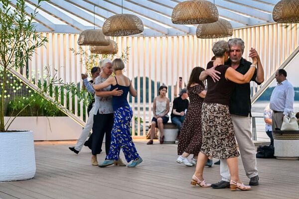 سياح يرقصون في محمية ومتحف "كولومينسكوي" - سبوتنيك عربي