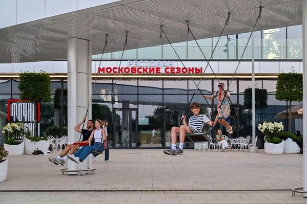 سياح يستمتعون بوقتهم في متحف "كولومينسكوي" - سبوتنيك عربي