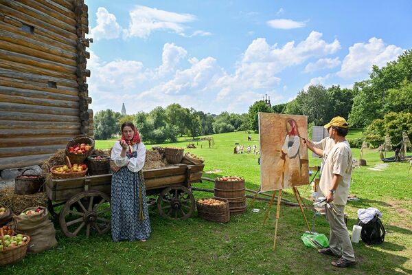 شاب يقوم برسم فتاة مع الطبيعة الخضراء في محمية ومتحف "كولومينسكوي" - سبوتنيك عربي