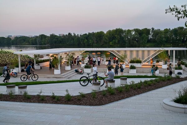 سياح يستمتعو بوقتهم في محمية ومتحف "كولومينسكوي" - سبوتنيك عربي