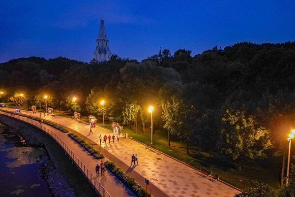 صورة ليلية لجسر المشاة على طول نهر موسكو في محمية "كولومينسكوي" - سبوتنيك عربي