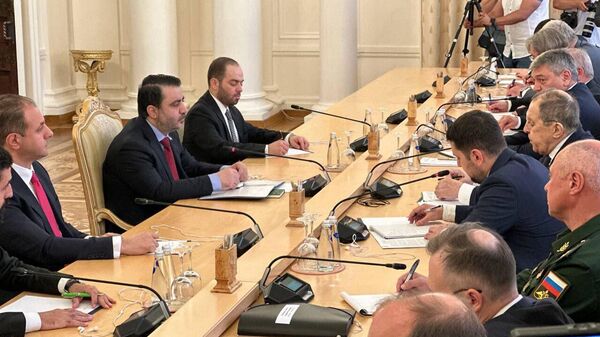  وزير الخارجية السوري أسعد الشيباني خلال اجتماع مع وزير الخارجية الروسي سيرغي لافروف - سبوتنيك عربي