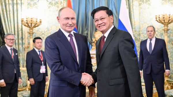 الرئيس الروسي فلاديمير بوتين خلال محادثاته مع رئيس لاوس، ثونغلون سيسوليث - سبوتنيك عربي