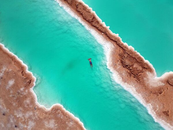 بحيرات الملح وحمامات الرمال الساخنة في واحة سيوة، يعتقد أنها مفيدة لعلاج الروماتيزم وأمراض الجلد، جعلت الواحة وجهة علاجية للعديد من الزوار.  - سبوتنيك عربي