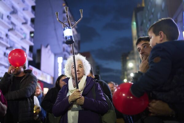 الأرجنتين...ليليا باموندي، 67 عامًا، تحمل عصا أثناء مظاهرة في بوينس آيرس - سبوتنيك عربي