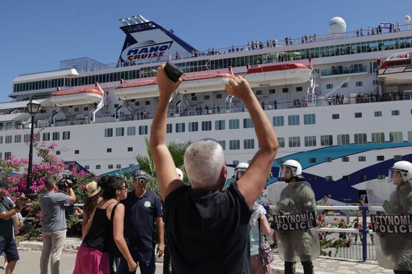 احتجاج المئات من اليونانيين على وصول ركاب سفينة سياحية إسرائيلية إلى مدينة أجيوس نيكولاوس في االيونان - سبوتنيك عربي