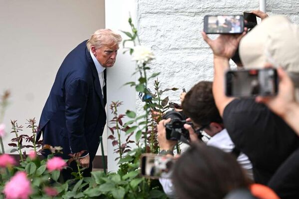 الرئيس الأمريكي دونالد ترامب يتحدث إلى وسائل الإعلام في البيت الأبيض في واشنطن - سبوتنيك عربي