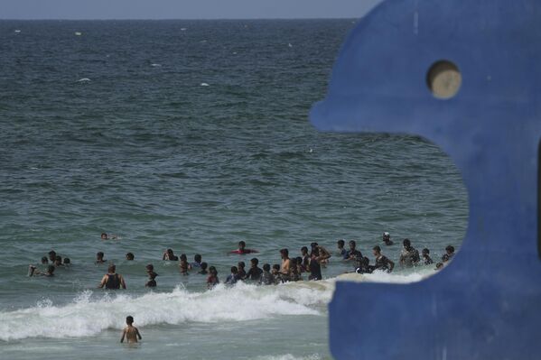 فلسطينيون يبحثون عن مساعدات سقطت في البحر المتوسط بعد إسقاطها جوًا فوق وسط غزة - سبوتنيك عربي