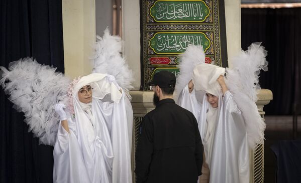 طهران...رجل يتحدث إلى المشاركين في إحياء ذكرى النساء والأطفال الذين قتلوا في الحرب التي استمرت 12 يومًا بين إيران وإسرائيل - سبوتنيك عربي