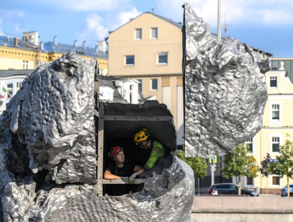 روسيا...تفكيك تمثال "الطين الكبير رقم 4" في وسط موسكو - سبوتنيك عربي