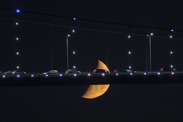 القمر فوق جسر في إسطنبول بتركيا - سبوتنيك عربي