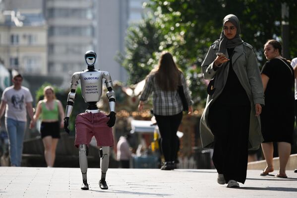 روبوت يتجول في الشارع في موسكو، إنه ودود ويمكنك أن تتفاعل وتتحدث معه بحرية. - سبوتنيك عربي