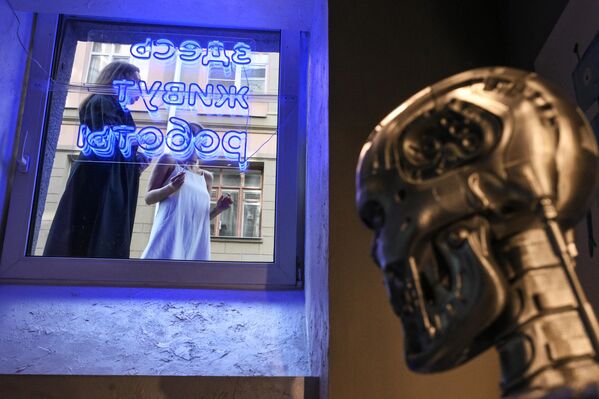 من بين النماذج المعروضة  في صالة عرض QUBOT: روبوتات تشبه البشر، وكلاب روبوتية، وروبوتات ذكيه تقوم بتقديم الخدمات للحضور، ويوجد أيضا روبوتات تعاونية GPT COBOT، تمتلك شخصيات مصممة لفهم العواطف البشرية من خلال الحركة ثلاثية الأبعاد، والعلاقات التفاعلية بين الأشياء، وأيضا من خلال النصوص والملاحظات الصوتية والصور. - سبوتنيك عربي