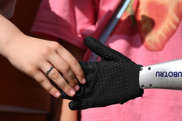 مصافحة روبوت يتفهم العواطف.  - سبوتنيك عربي