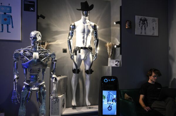 مجموعة من الروبوتات المعروضة في متجر QUBOT. - سبوتنيك عربي